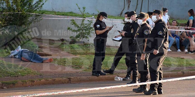 AVENIDA CABO DE HORNOS Y CALLE 57-D. Sobre la vereda el cuerpo de Matías Miranda tapado y los efectivos policiales de la Unidad Regional X en el procedimiento del viernes por la tarde.