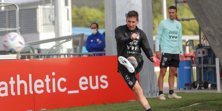 zzzznacd2NOTICIAS ARGENTINAS BAIRES, MAYO 24: Los jugadores de la selección entrenan en Bilbao preparándose para la Finalísima ante Italia del 1 de junio en Wembley. Foto NA: AFAzzzz