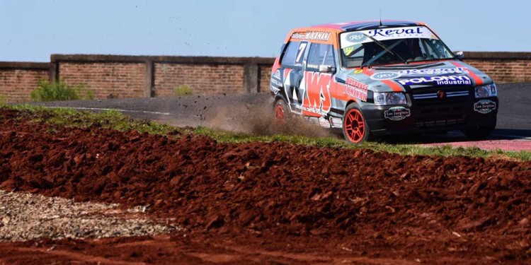 COMPLEJIDAD. La nueva curva, cerrada, provocó ayer varios despistes. (Foto: Gentileza D.Recktor/Prensa FeMAD)