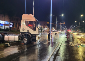 Motociclista se salvó de chocar con un camión, pero impactó contra un poste