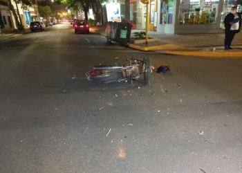 Motociclista lesionado tras chocar contra un auto