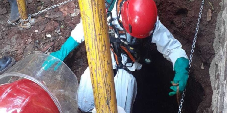 TAREA. En Oberá, los bomberos trabajaron para sacar el cuerpo del pozo.