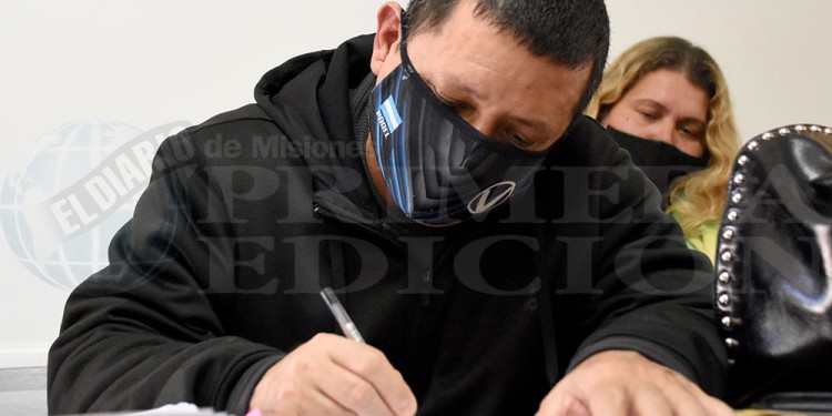 FIRMA Y DEVOLUCIÓN. Castelli firmó ayer el compromiso ante la jueza Marcela Leiva.