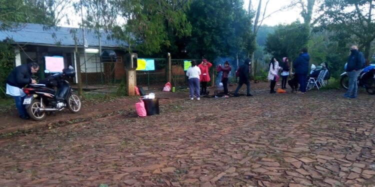 Los padres autoconvocados se concentran en el ingreso a la escuela.