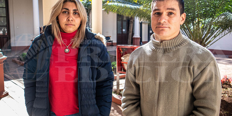 “VOLVÉ JOSÍAS”. Ayer en Casa de Gobierno, los progenitores instaron a que el menor regrese a su hogar y se aclaren los problemas.