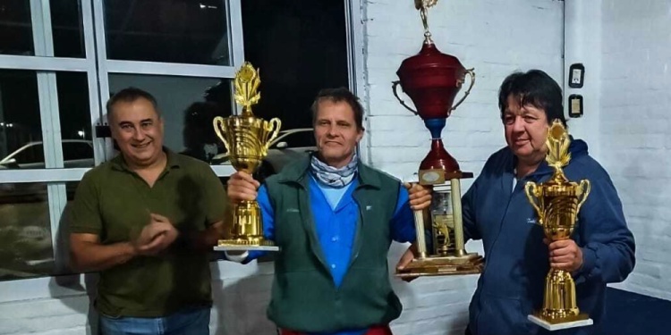 HUBO PIQUE. Los ganadores junto a Ríos Gottschalk, presi del Pira.