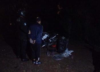 Lo sorprendieron cuando saltaba el muro de una vivienda para robar