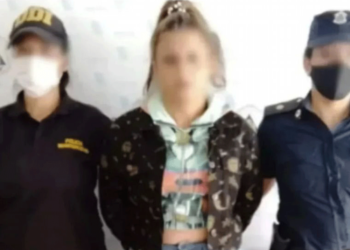 La “estafadora de Tinder” salió de compras y violó la prisión domiciliaria