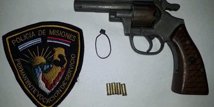 Estaban de visita en la casa de su padre y fue allí donde encontraron el revolver.
