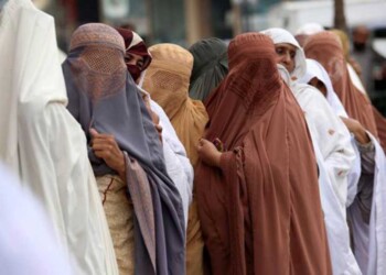 Los talibanes decretaron el uso del burka sin excepción para todas las mujeres en Afganistán