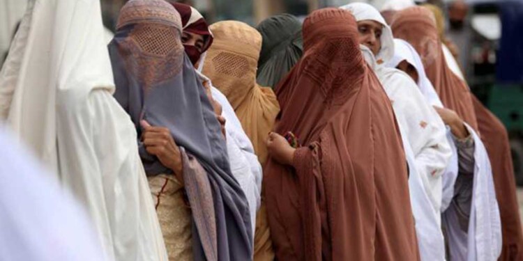 Mujeres y niñas deberán usar el burka en espacios públicos y en sus hogares. (Foto: elcomercio.es)