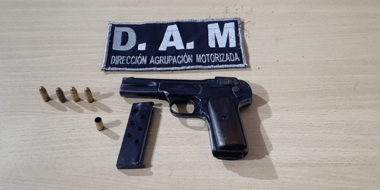 INTERVENCIÓN POLICIAL. El hecho se viralizó rápidamente a través de un video filmado por un vecino.