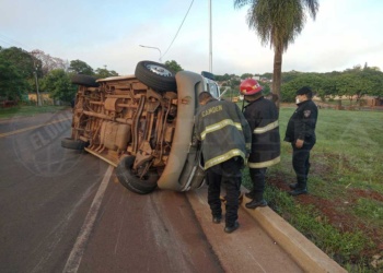 Un transporte escolar con niños volcó tras chocar con un auto en Posadas
