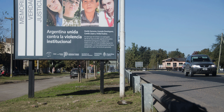 MONTE. El rostro de “Garrafita” y sus amigos en la ruta 3, ingreso a la localidad bonaerense, 100 kilómetros al sur de Capital Federal