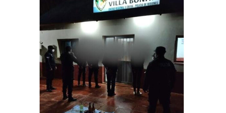 Los cuatro jóvenes son mayores de edad.