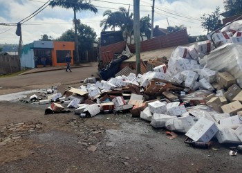 Volcó camión con vinos en Oberá y los vecinos saquearon la carga