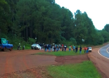 Cortan la ruta 12 por posibles desalojos de familias en Paraje Sarandí