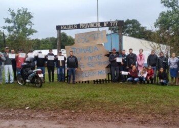 Padres de la Escuela 777, en San Antonio, tomaron la institución