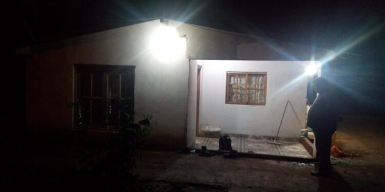 LUGAR. La policía Científica levantó huellas y buscan a los tres sospechosos. Los vehículos robados aún no aparecieron.