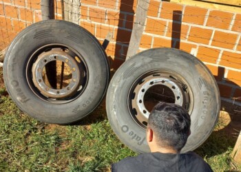 Dejó estacionado su camión por un desperfecto y lo dejaron sin ruedas