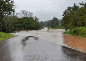El agua impide el paso sobre la ruta 223