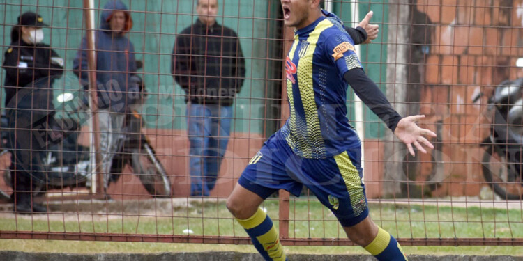 NO PERDONA. Ulises Silveira, delantero de Mitre, marcó tres goles a 1º de Mayo.