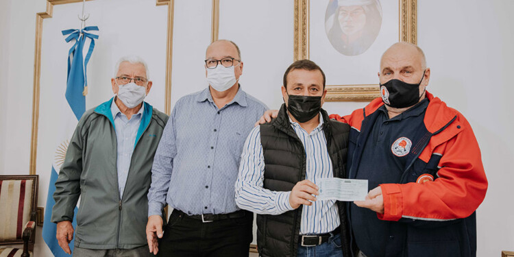 INVERSIÓN. Herrera entregó a Laumann parte de los fondos para la construcción de la primera máquina.