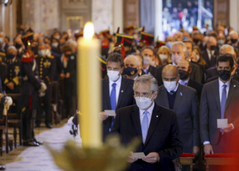 Tensionados y enfrentados en un país de líderes que dividen, nuestro editorial de hoy