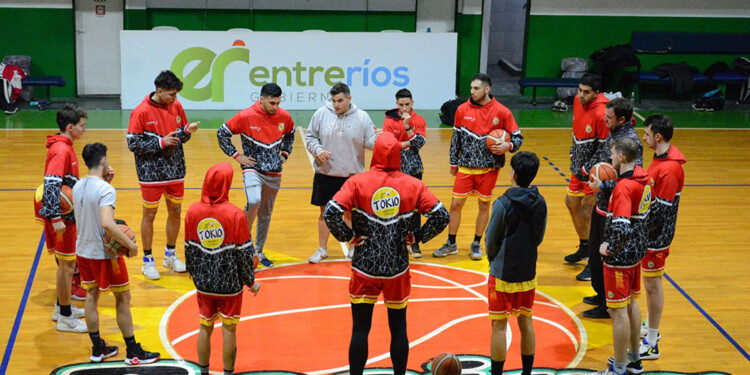TODOS UNIDOS. El conjunto de la tierra colorada busca reponerse de la caída para seguir con vida en el certamen. (Foto:
Prensa Tokio)