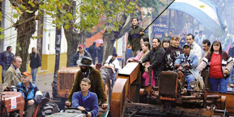 DE LA CHACRA A LA CIUDAD. Miles de productores exigieron mejores condiciones laborales y salariales en la yerba, y dieron lugar a la creación del INYM que ahora se dejó sin facultades reales.