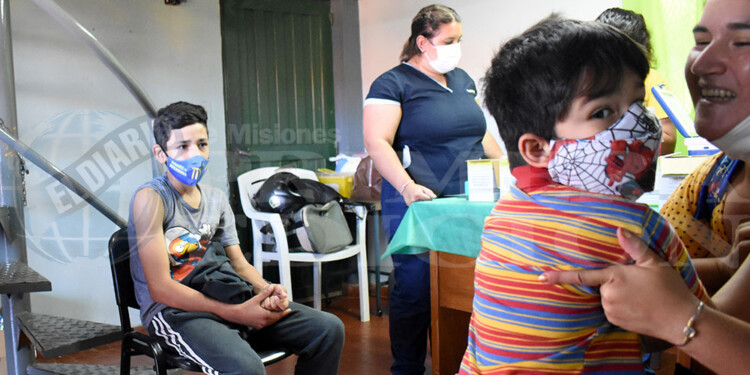 EN SIMULTÁNEO. En el país, el 12 de octubre del 2021 se comenzó a vacunar a los niños de tres a once años.