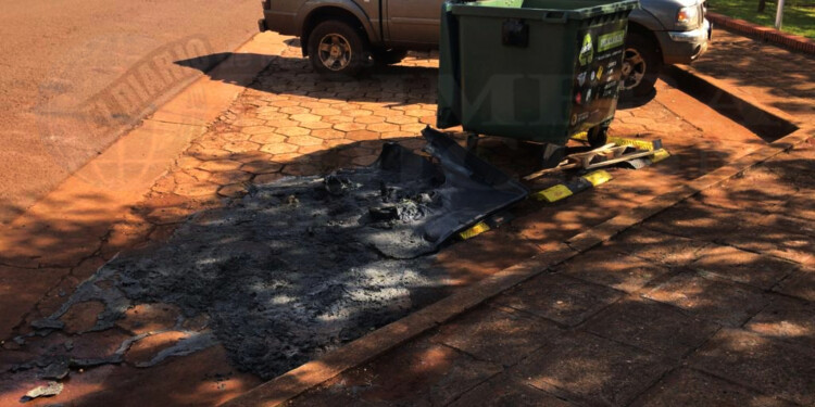 OBSOLETO. Estos contenedores le cuestan al Municipio 60 mil pesos y en cuestión de minutos quedó derretido en el suelo tras la vandalización.