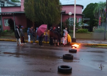 Familias de Candelaria reclamaron por tierras frente al edificio municipal