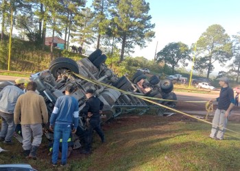 Camión volcó en la ruta 14 y su conductor quedó atrapado