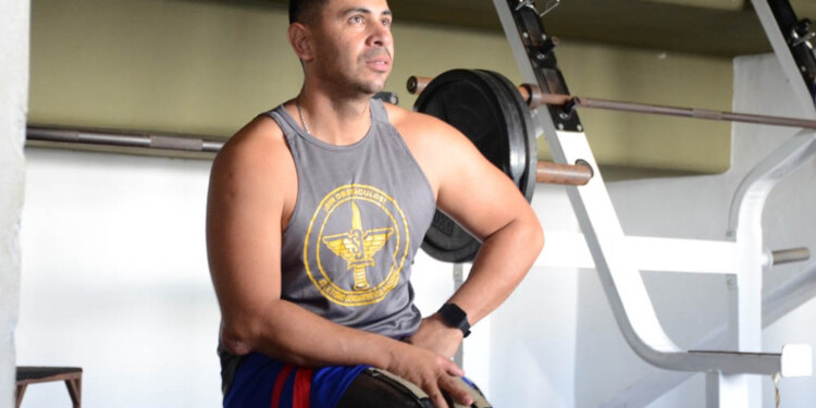 TRABAJO DE FUERZA. Atamañuk, ayer, en pleno entrenamiento, junto al profe Michel Seró y la entrenadora Pérez.