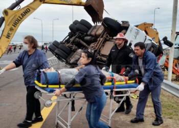 Vuelco de camión que transportaba aceite: así fue el rescate del conductor