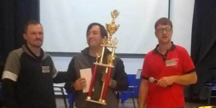 DE PESO. Almirón, con el trofeo principal, acompañado por Ivasiuta y Bulfe.