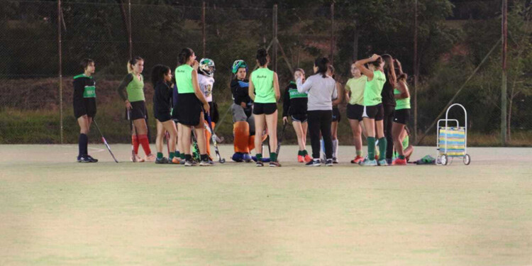 CHARLA TÉCNICA. El equipo, con Sol Duarte y Lucía Gutiérrez al frente, se entrena para participar en el Regional.