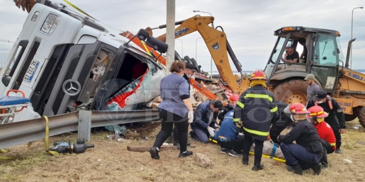 Vuelco de camión que transportaba aceite: así fue el rescate del conductor