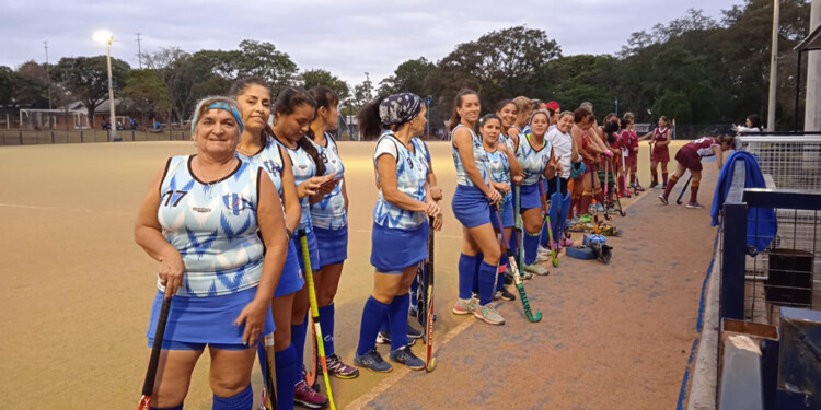 LAS NUEVAS LÍDERES. Luz y Fuerza en la previa al partido ante Pira Pytá Porá, que terminó con goleada 6-0.