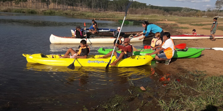 AL AGUA. Los más chicos encontraron en el canotaje un nuevo punto de conexión con sus tradiciones ancestrales (Foto: San Ignacio Kayak)