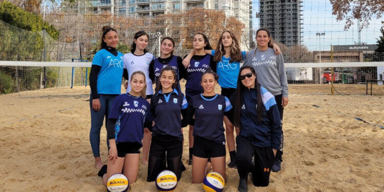 PURO ENTRENAMIENTO. Serena, (segunda abajo de izq. a der.) y Cecilia (cuarta abajo de izq. a derecha), en el CeNARD.