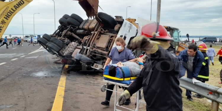 Vuelco de camión que transportaba aceite: así fue el rescate del conductor