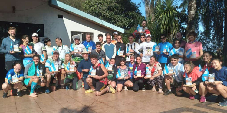 MULTITUD. Parte de los atletas que hicieron podio en las distintas categorías.