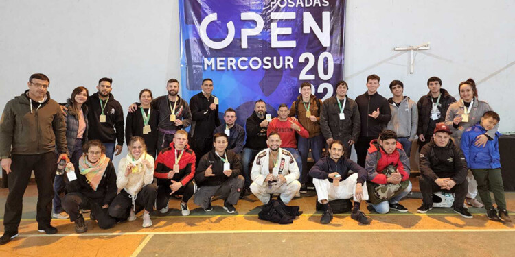 TODOS LOS COLORES. El equipo dirigido por Marce Fernández, con las medallas.