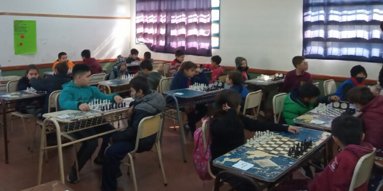 A JUGAR. El frío de la mañana de sábado no frenó a los chicos que dijeron presente en la EPET 11 de Montecarlo.