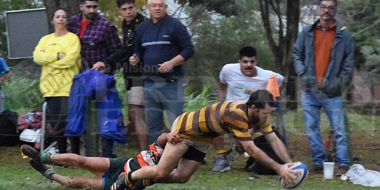 A COBRAR. Martín Bianchi se dispone a apoyar su tercer try, el que selló la victoria ayer ante Lomas por 39 a 25.