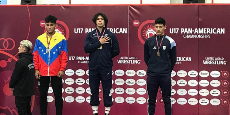 PARA GUARDAR. La foto de la categoría Lucha Libre hasta 80 kilos, con Delgadillo y el bronce en el pecho.