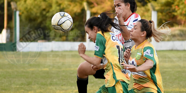 VUELVEN ELLAS. Las chicas salen a jugar en el primer torneo del año.
