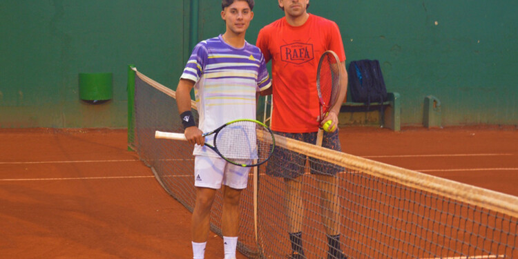 DE LO MEJOR. Labuckas, de gorra, dejó afuera en semis a Thiago Messa.